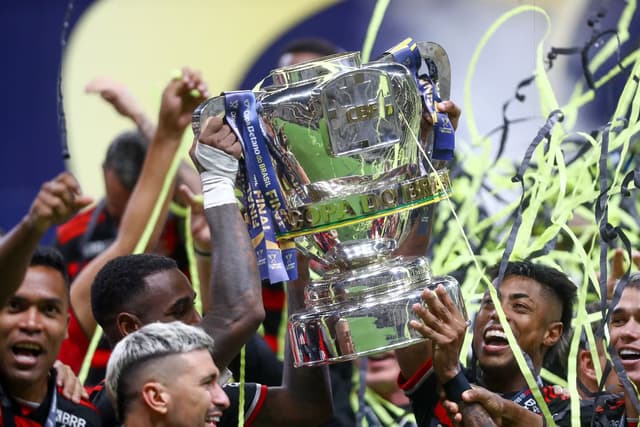 Trio do Flamengo atinge marca histórica de Zico e Júnior