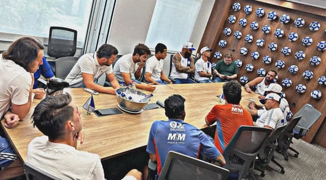 Organizada ‘visita’ Cruzeiro e cobra: ‘Libertadores é obrigação’