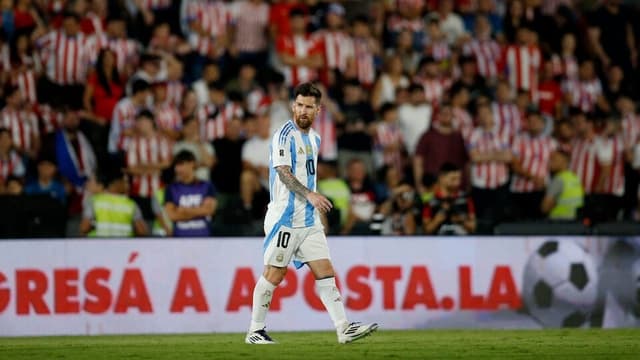 Árbitro brasileiro enlouquece Messi em jogo da Argentina