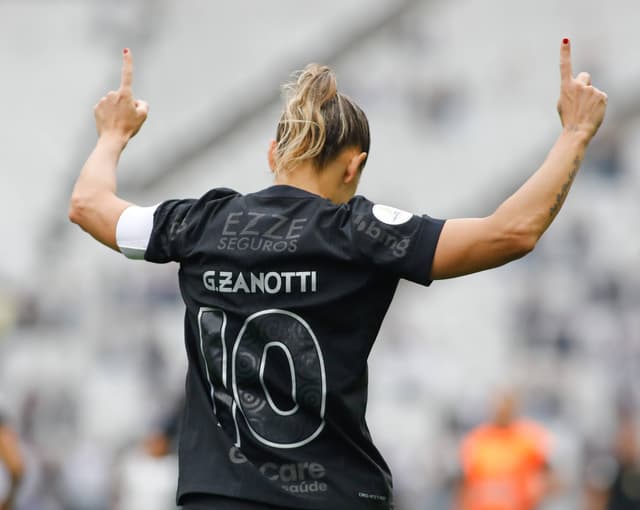 Corinthians quebra o protocolo, ‘troca escudo’ e emociona internet; entenda a história
