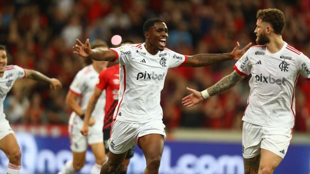 Flamengo acerta renovação com talismã da Copa do Brasil