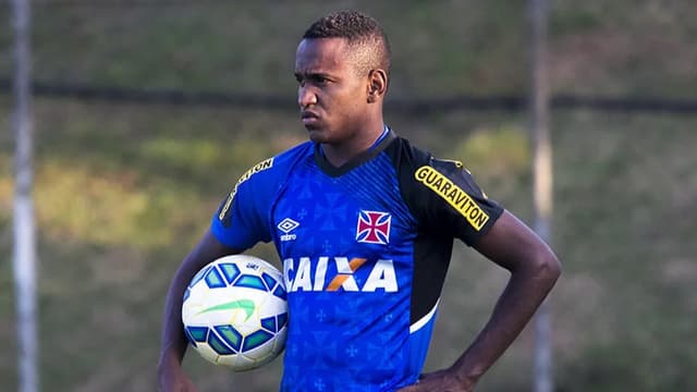 Ex-jogador do Vasco é preso por posse de armas no ES
