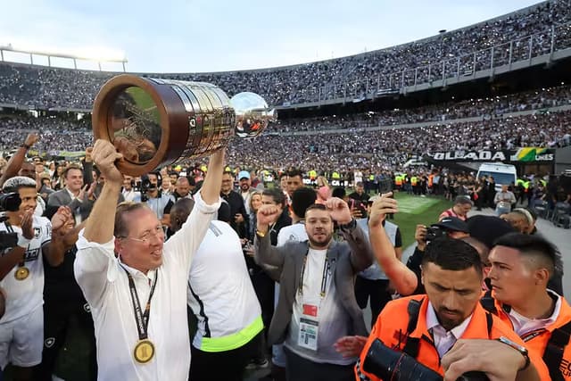 John Textor, do Botafogo, se declara à rival: ‘adoro o Flamengo’