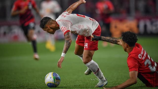 Bragantino vence o Athletico e bagunça a briga contra o rebaixamento; veja