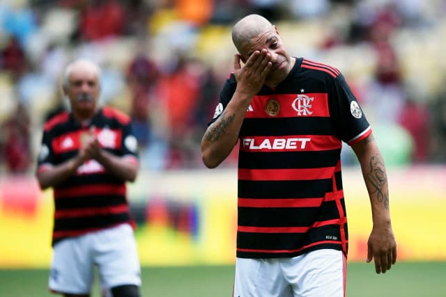 Adriano marca dois gols em despedida e vai às lágrimas com homenagens no Maracanã