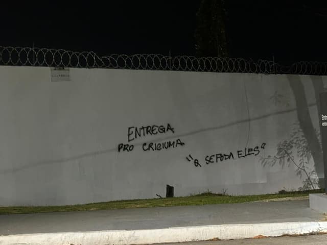 Torcedores do Flamengo picham Ninho do Urubu com ‘recado’ aos jogadores