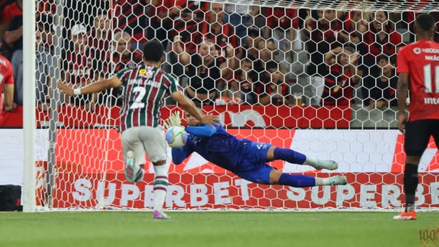 Goleiro do Athletico entra na mira de gigante e outros times da Premier League