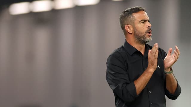 Artur Jorge não garantiu permanência e preocupa botafoguenses