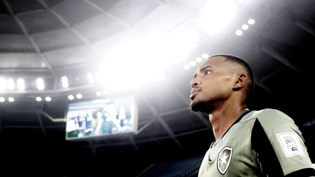 John, do Botafogo, entra na mira de três clubes