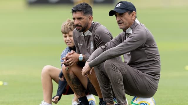 Jornalista rasga o verbo ao vivo: ‘O Corinthians não tem zagueiro’