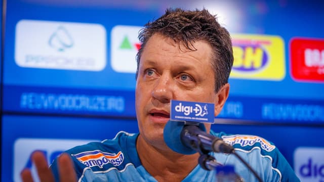 Adilson Batista detona contratações do Cruzeiro e estreia de Dudu