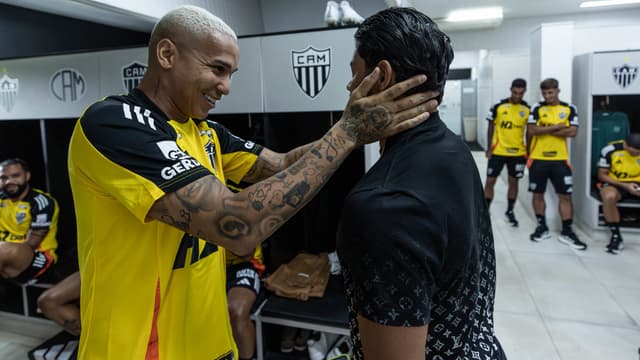 Deyverson gordo? Hulk zoa atacante em retorno ao Galo; assista