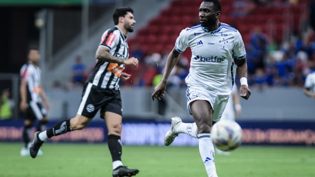 Ex-Flamengo marca gol contra e Cruzeiro perde para o Athletic