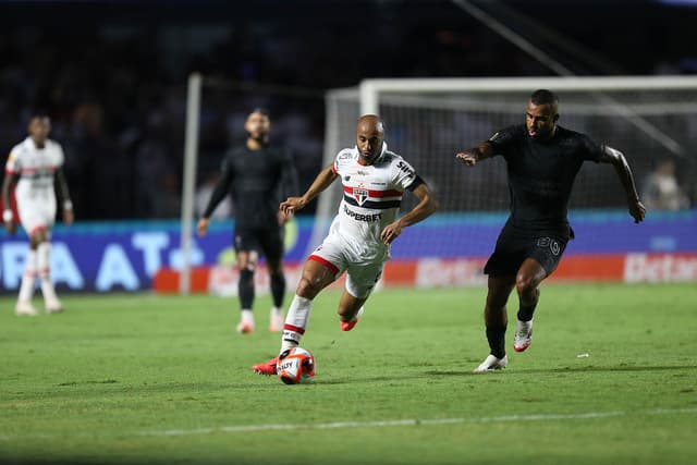 São Paulo vence Corinthians em clássico marcado por chuva e golaço