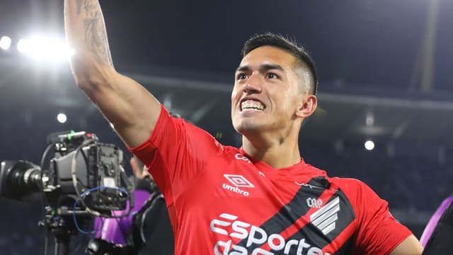Atacante chega ao Atlético e encerra longa novela: ‘estava ansioso’