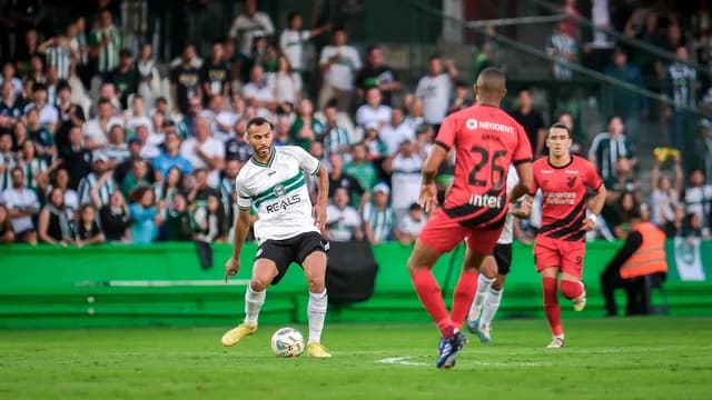Coritiba x Athletico-PR: prováveis escalações e onde assistir ao jogo pelo Paranaense