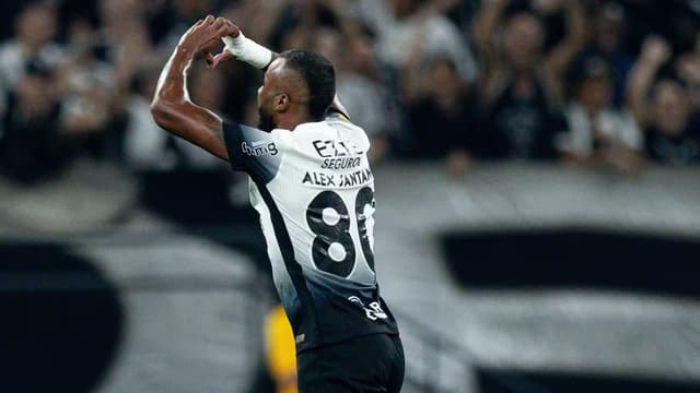 Corinthians comemora vitória e quita salários atrasados de janeiro