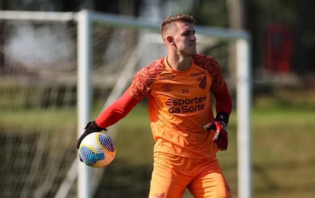 Botafogo está bem próximo de contratar Léo Linck, do Athletico-PR