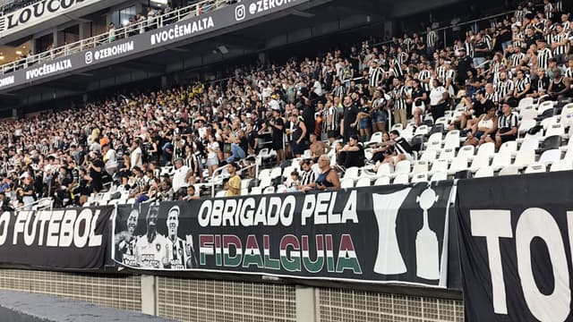 Torcida do Botafogo provoca o Fluminense em clássico; veja