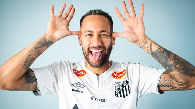 Neymar assina contrato e já posa com a camisa do Santos; assista