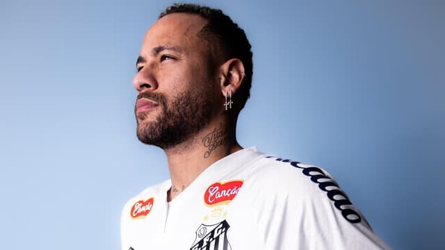 Neymar sobe no gramado e fala como jogador do Santos; assista