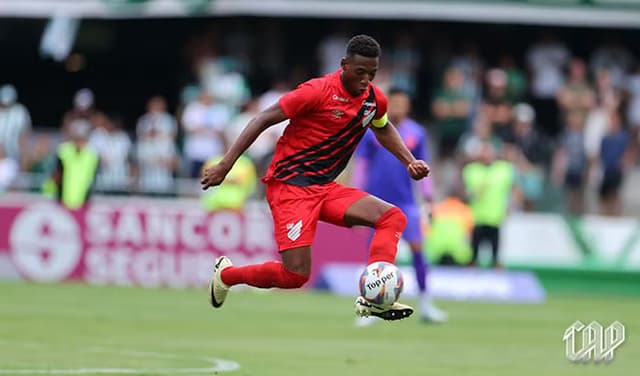 Jogador do Athletico faz queixa após sofrer racismo em clássico