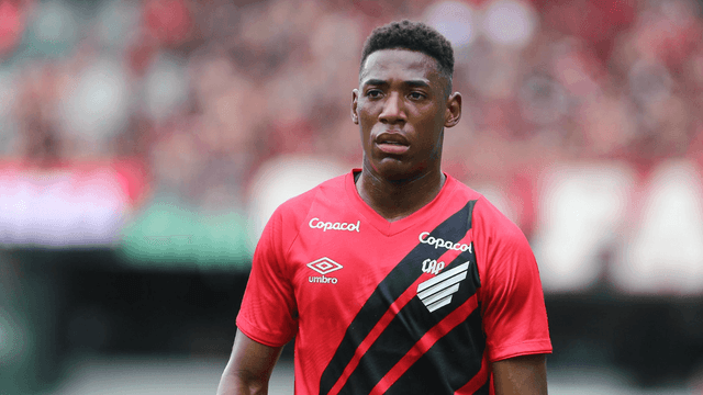 Jogador do Athletico-PR sofre racismo em clássico contra o Coritiba no Couto Pereira