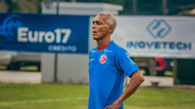 Romário age de forma inusitada e proibição gera multa na Copinha