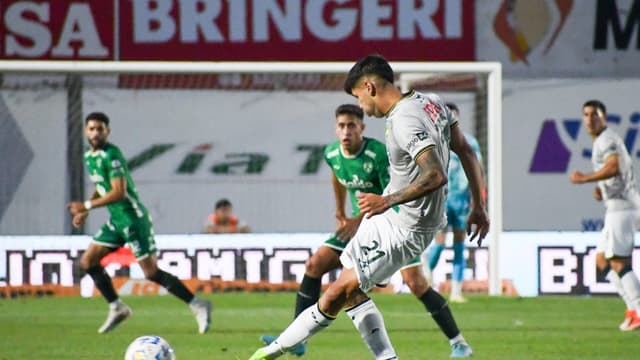 Ex-zagueiro do Barcelona está prestes a desembarcar no Brasil e jogar a Libertadores