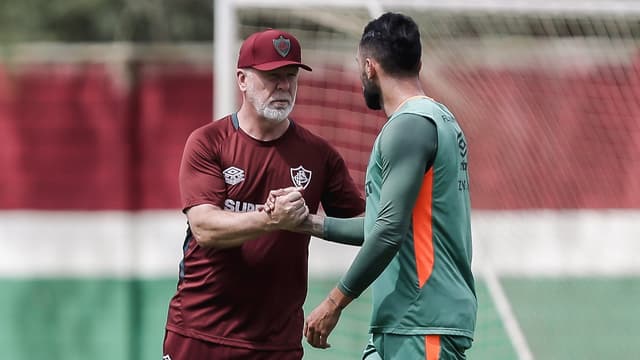 Titular da Seleção está no Rio para assinar com o Fluminense