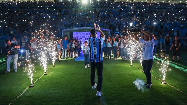 Parceiro de Messi e ex-jogador do Grêmio ajuda a evitar suicídio
