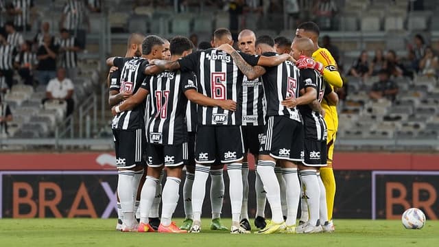 Camisa 10 desabafa nas redes sociais e vai contra torcida; veja