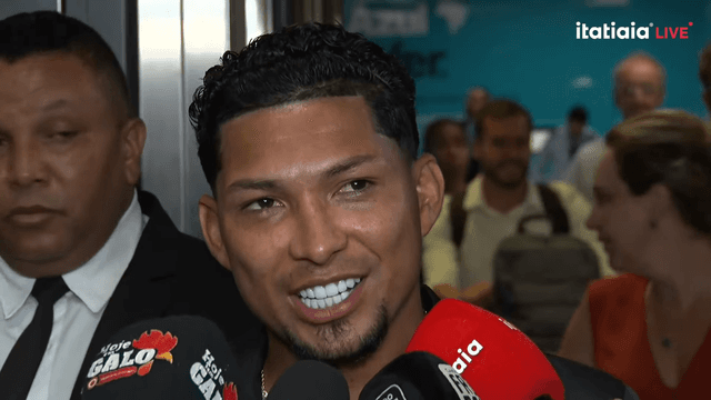 Rony desembarca em BH, fala sobre o Vasco e se anuncia no Atlético