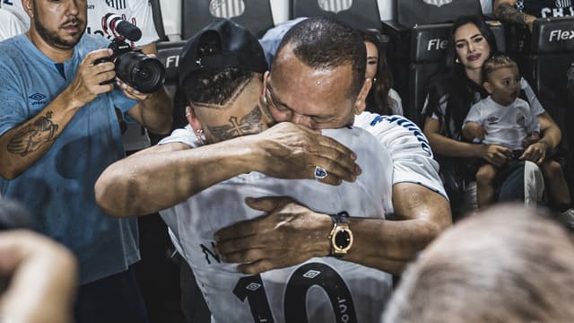 Neymar está em seu último ciclo na carreira, afirma pai do craque