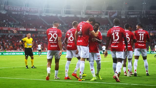 Santos retoma interesse por titular do Internacional