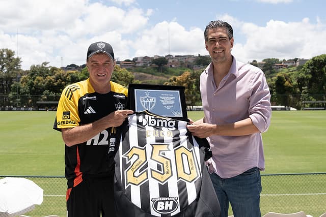 Atlético-MG intensifica preparação para o clássico contra o Cruzeiro; Cuca recebe homenagem