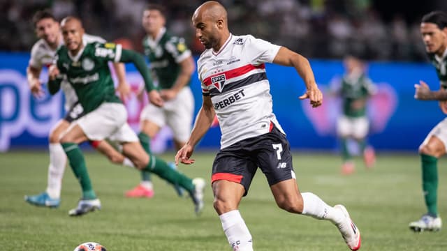Lucas Moura explica crítica ao gramado sintético: ‘não é por lesão’
