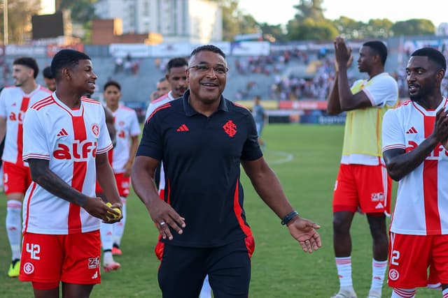 Roger Machado apoia protesto contra gramado sintético e pede escuta aos jogadores