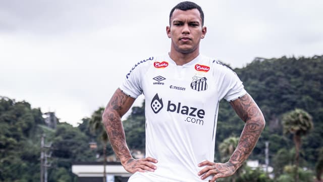 Santos enfim oficializa jogador multicampeão pelo Palmeiras