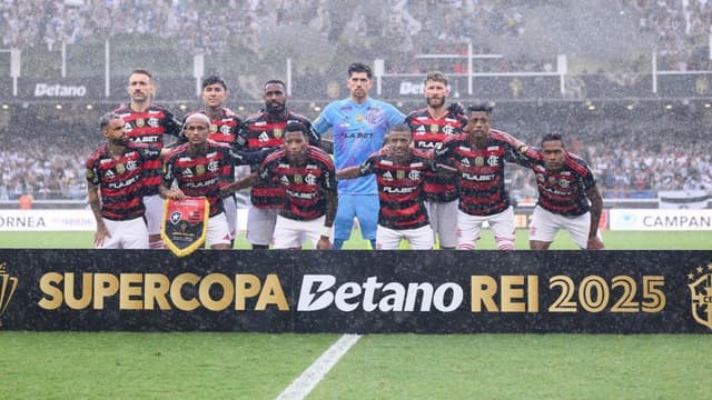 Flamengo reabre conversas por renovação com meia titular