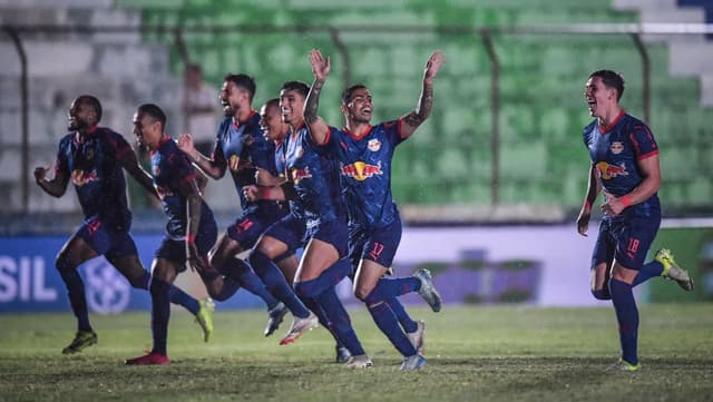 Bragantino empata no último lance e vence Sousa nos pênaltis pela Copa do Brasil