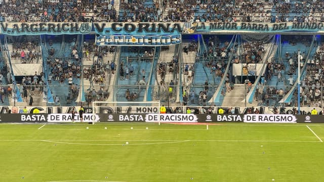Faixa de torcedores em Racing x Botafogo não é racista; entenda