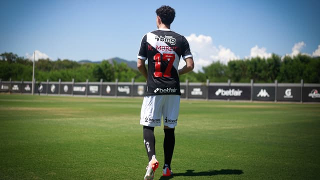 Reforço: Vasco oficializa contratação de atacante português