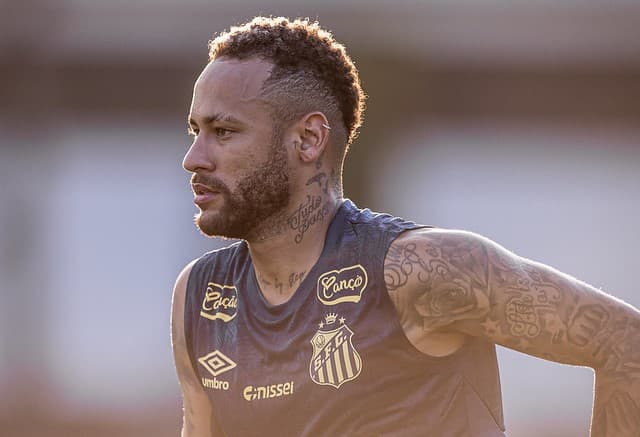 Romário elogia retorno de Neymar ao Santos e destaca desafio no futebol brasileiro