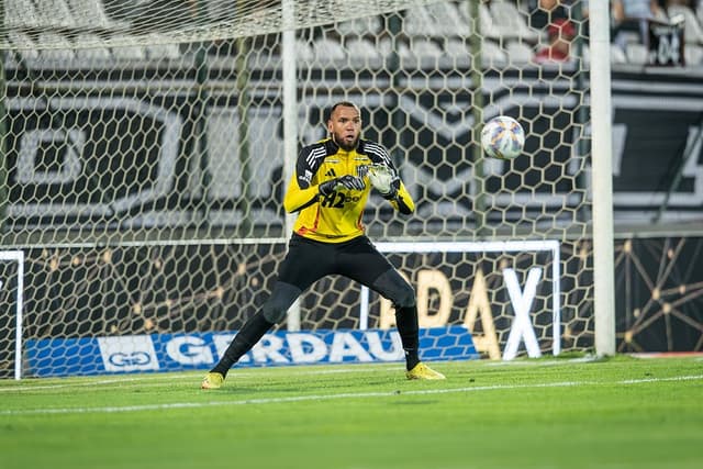 Everson brilha com 14 pênaltis defendidos e coloca Atlético na final do Mineiro