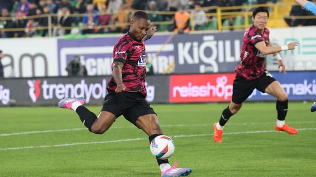 Atacante implora para jogar no Vasco em live: “me deixem ser feliz”