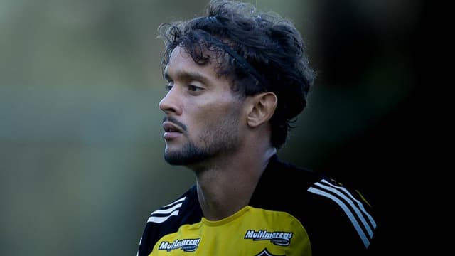 Scarpa deixa treino mais cedo no Atlético e Cuca recebe aviso
