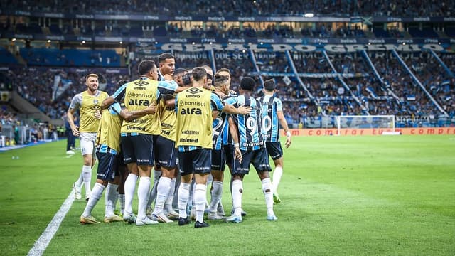 Meia demonstra insatisfação e pode deixar o Grêmio; saiba mais