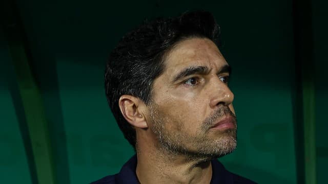 Abel se revolta em coletiva e dispara contra imprensa depois de goleada