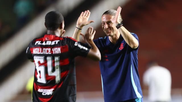 Filipe Luís indica time titular em clássico; uruguaios devem jogar